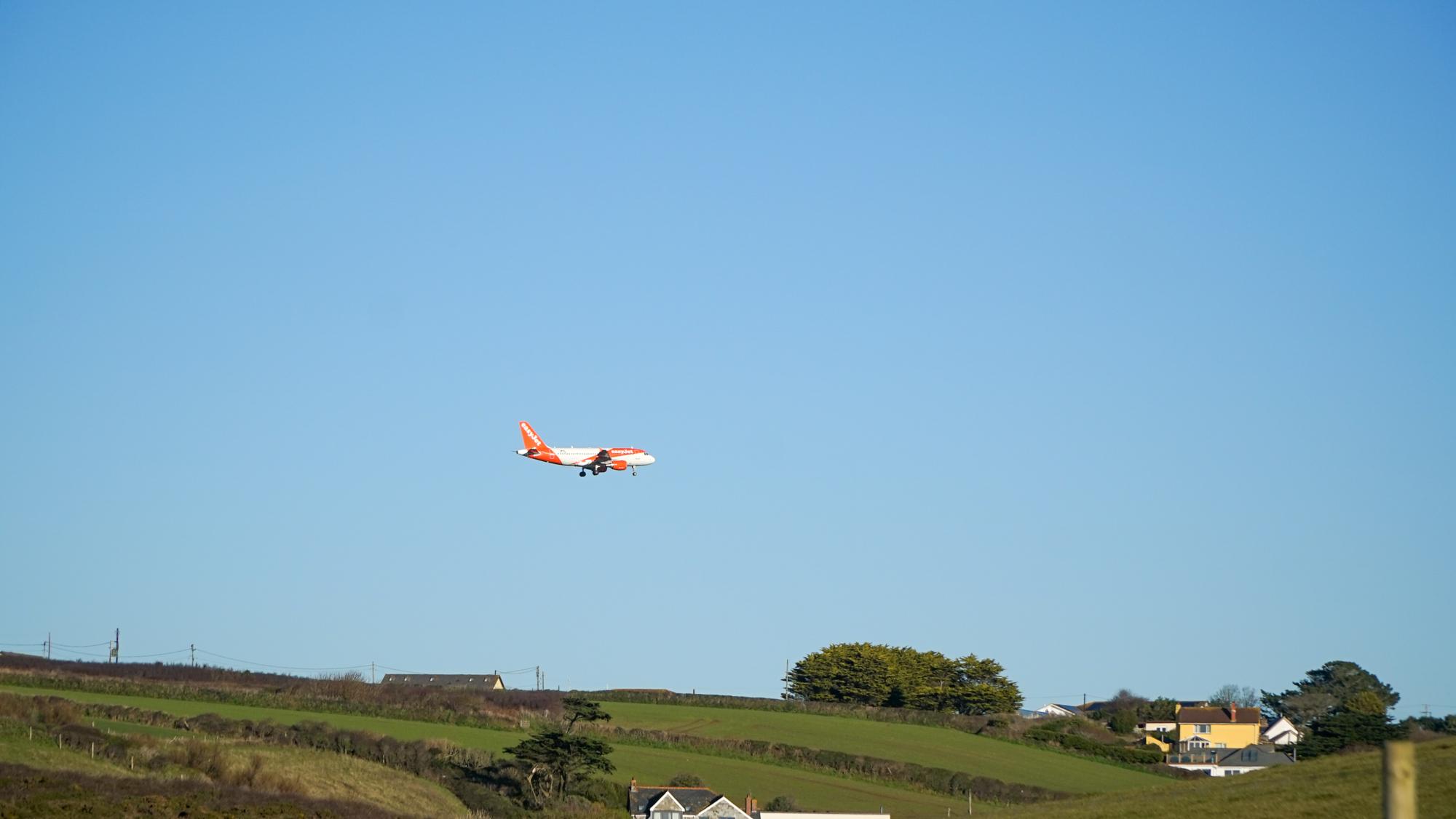 easyjet plane in newquay