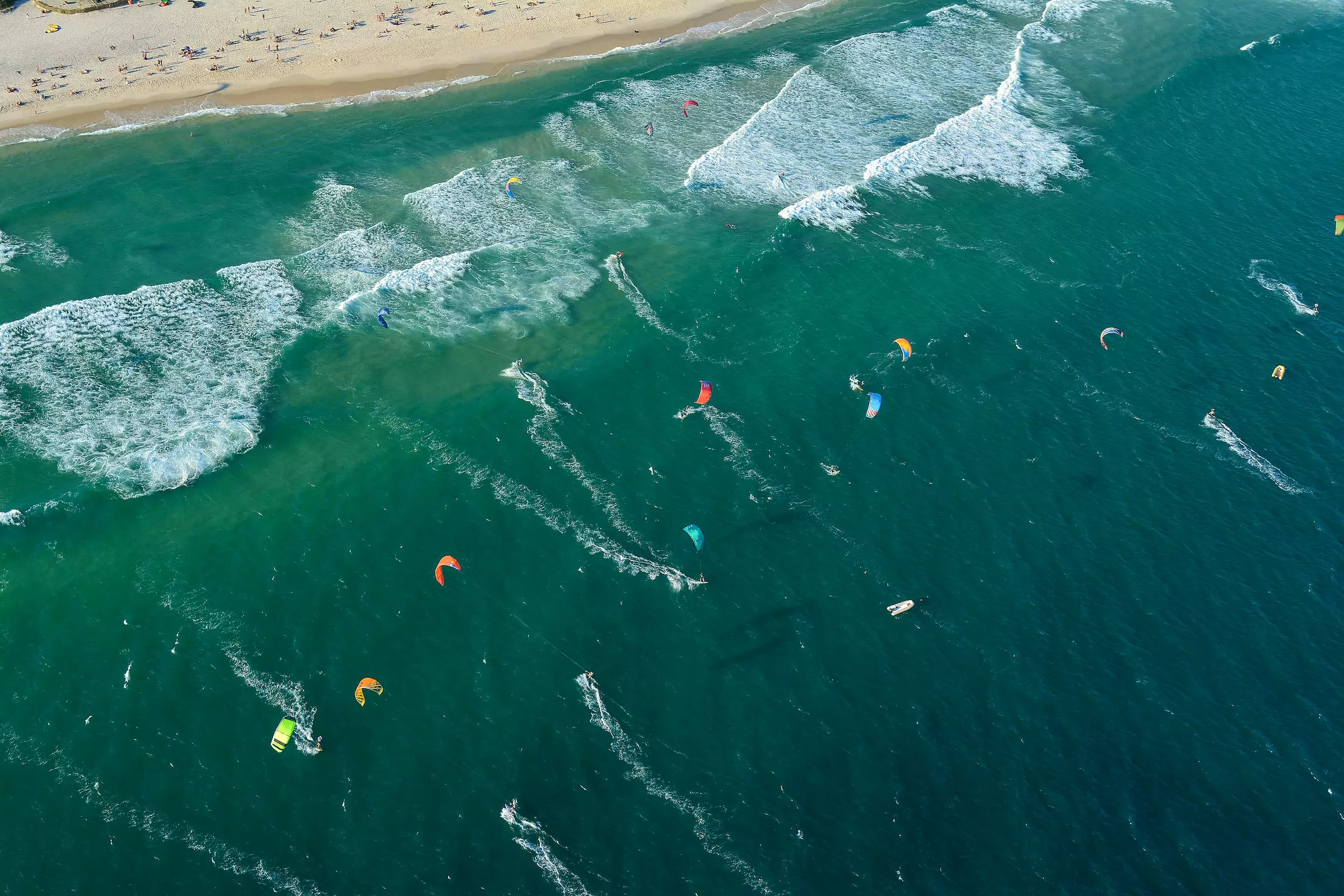 Lots of Kitesurfers on the sea in Cornwall